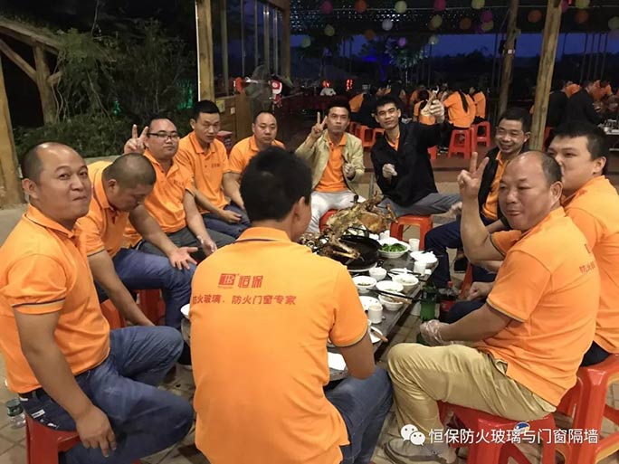 主題：“團結”與“效率”！精誠團結、再創新高！ --記公司在2017年10月17日組織了一場高明盈香戶外拓展旅游活動