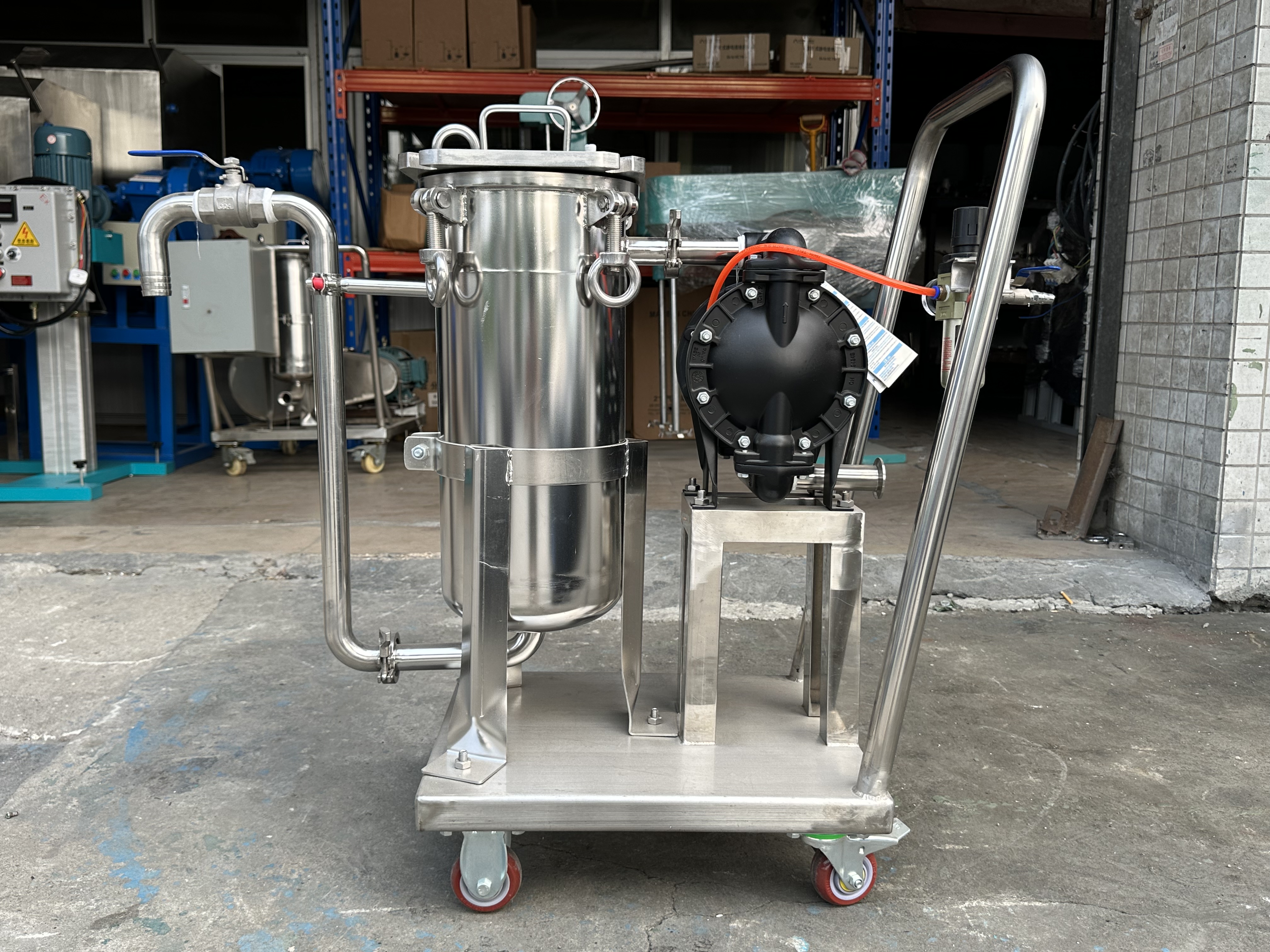 袋式過濾機主要有過濾缸筒體、過濾缸蓋和快開機構(gòu)、不銹鋼袋加強網(wǎng)等主要部件組成。