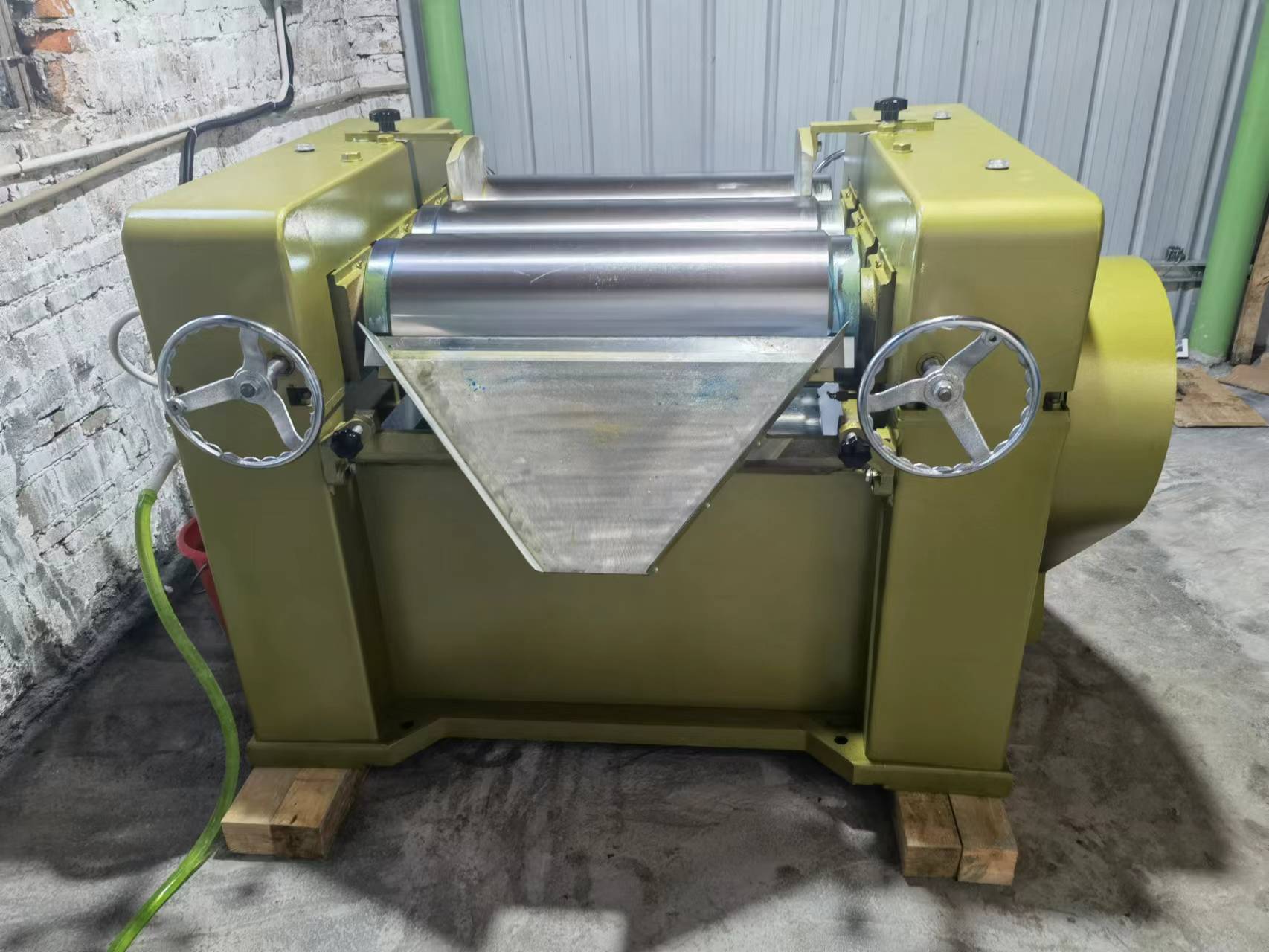 廣州市奮宏化工有限公司S-260 三輥研磨機采購方案(圖3)