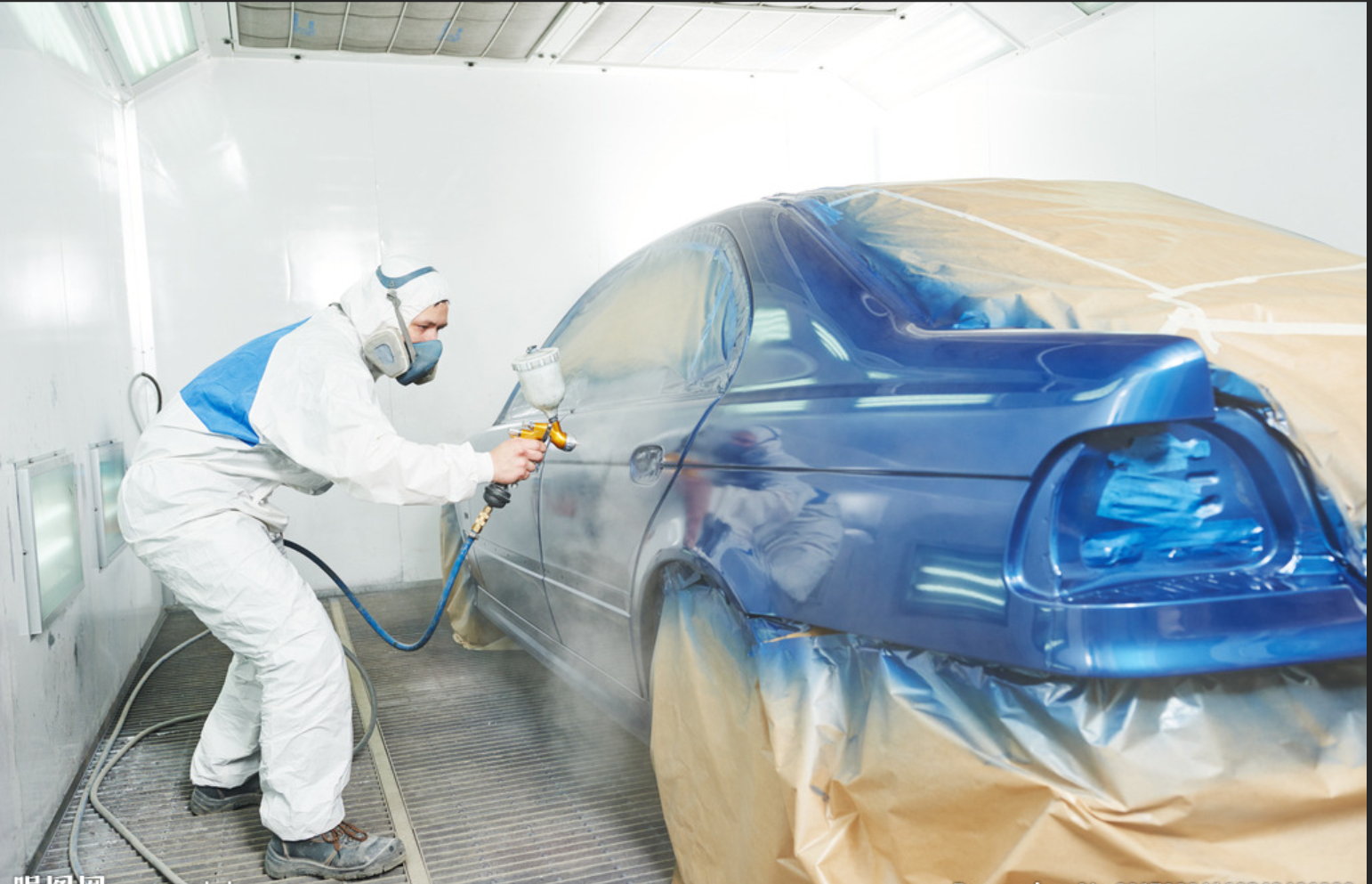 汽車油漆是主要是為了保護(hù)車體不被腐蝕，其次還能增加車的美觀程度，是大多車主張揚(yáng)個性的一種表現(xiàn)方式。