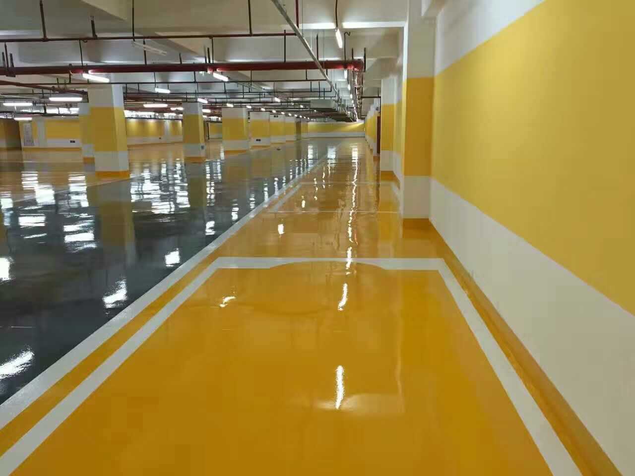 環(huán)氧樹脂地坪漆有耐磨、耐腐蝕、耐油污、耐重壓、表面光潔的特點(diǎn)。